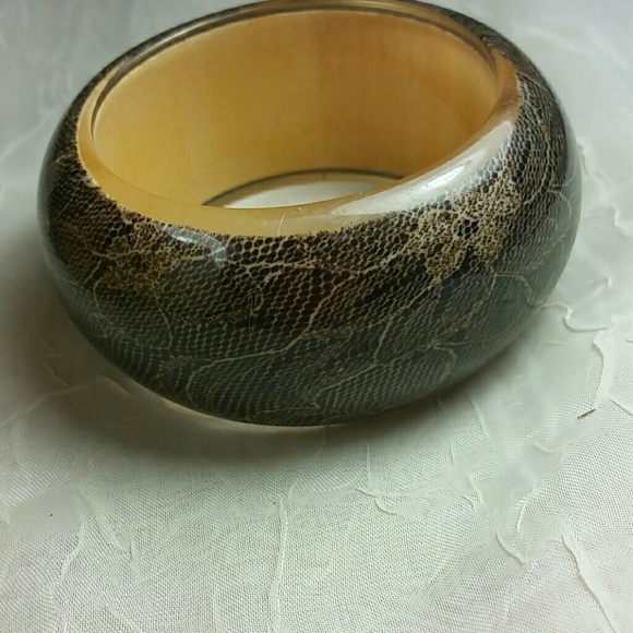 Wide Brown Lucite Bangle Bracelet Tan Floral Lace Overlay Retro Statement - Picture 5 of 5